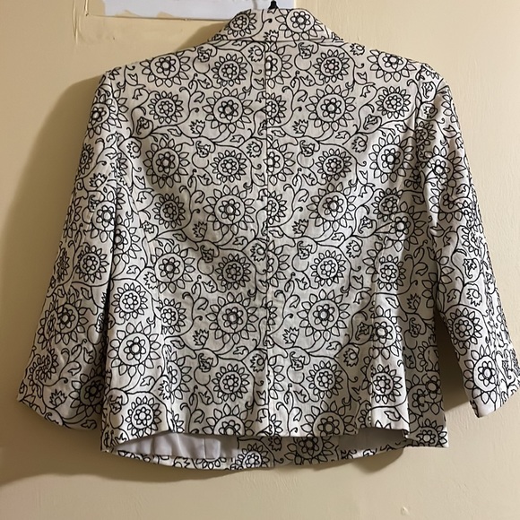 Lovely 2 Button Blazers With All Over Embroidered Patterns🙌 - Picture 2 of 7